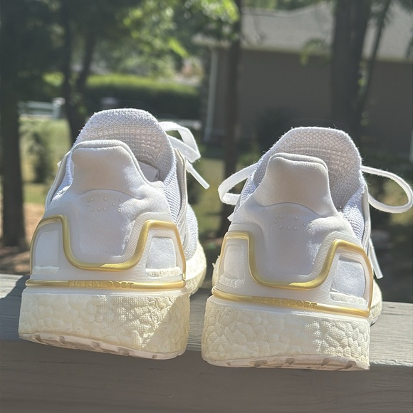 Adidas Women’s Ultra Boost 20 Cloud White Gold Metallic Heel (Size: 7.5) EUC - Picture 6 of 17